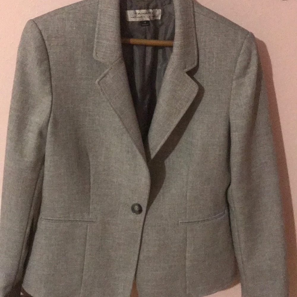 Tahari size 10 pant suit in gray.
